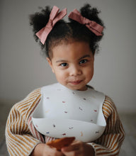 Görseli Galeri görüntüleyiciye yükleyin, Mushie Silicone Baby Bib (Grey Safari) - Mushie Mama Önlüğü