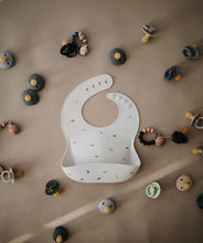 Görseli Galeri görüntüleyiciye yükleyin, Mushie Silicone Baby Bib (Grey Safari) - Mushie Mama Önlüğü