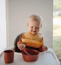 Görseli Galeri görüntüleyiciye yükleyin, Mushie Silicone Baby Bib (Sunshine) - Mushie Mama Önlüğü
