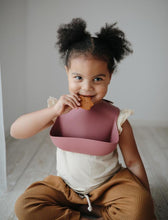 Görseli Galeri görüntüleyiciye yükleyin, Mushie Silicone Baby Bib (Woodchuck) - Mushie Mama Önlüğü