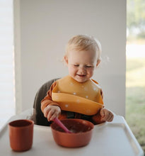 Görseli Galeri görüntüleyiciye yükleyin, Mushie Silicone Baby Bib (Rainbows) - Mushie Mama Önlüğü