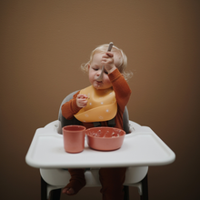 Görseli Galeri görüntüleyiciye yükleyin, Mushie Silicone Baby Bib (Planets) - Mushie Mama Önlüğü