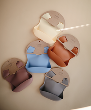 Görseli Galeri görüntüleyiciye yükleyin, Mushie Silicone Baby Bib (Powder Blue) - Mushie Mama Önlüğü