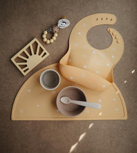Görseli Galeri görüntüleyiciye yükleyin, Mushie Silicone Place Mat (Sun)