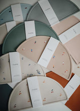 Görseli Galeri görüntüleyiciye yükleyin, Mushie Silicone Place Mat (Rainbow)