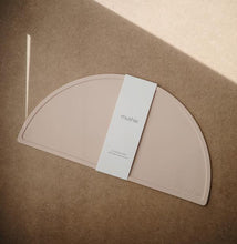 Görseli Galeri görüntüleyiciye yükleyin, Mushie Silicone Place Mat (Blush)