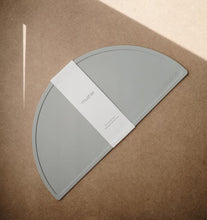 Görseli Galeri görüntüleyiciye yükleyin, Mushie Silicone Place Mat (Stone)