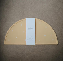 Görseli Galeri görüntüleyiciye yükleyin, Mushie Silicone Place Mat (Sun)