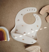 Görseli Galeri görüntüleyiciye yükleyin, Mushie Silicone Baby Bib (Rainbows) - Mushie Mama Önlüğü