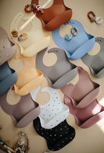 Görseli Galeri görüntüleyiciye yükleyin, Mushie Silicone Baby Bib (Powder Blue) - Mushie Mama Önlüğü