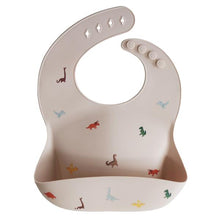 Görseli Galeri görüntüleyiciye yükleyin, Mushie Silicone Baby Bib (Dinosaurs) - Mushie Mama Önlüğü