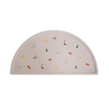 Görseli Galeri görüntüleyiciye yükleyin, Mushie Silicone Place Mat (Dinosaurs)