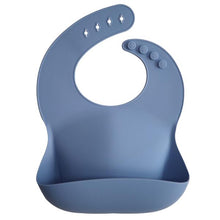 Görseli Galeri görüntüleyiciye yükleyin, Mushie Silicone Baby Bib (Powder Blue) - Mushie Mama Önlüğü