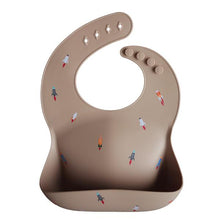 Görseli Galeri görüntüleyiciye yükleyin, Mushie Silicone Baby Bib (Rocket Ship) - Mushie Mama Önlüğü