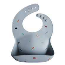 Görseli Galeri görüntüleyiciye yükleyin, Mushie Silicone Baby Bib (Retro Cars) - Mushie Mama Önlüğü