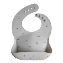 Görseli Galeri görüntüleyiciye yükleyin, Mushie Silicone Baby Bib (Grey Safari) - Mushie Mama Önlüğü