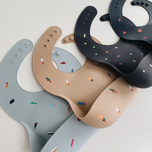 Görseli Galeri görüntüleyiciye yükleyin, Mushie Silicone Baby Bib (Rocket Ship) - Mushie Mama Önlüğü