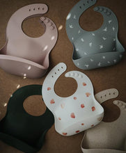 Görseli Galeri görüntüleyiciye yükleyin, Mushie Silicone Baby Bib (Light Shell) - Mushie Mama Önlüğü