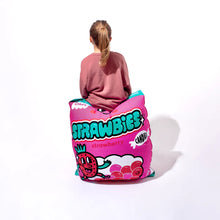 Görseli Galeri görüntüleyiciye yükleyin, OMY Dev Şişme Minder - Strawbies
