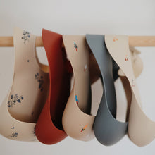 Görseli Galeri görüntüleyiciye yükleyin, Mushie Silicone Baby Bib (Clay) - Mushie Mama Önlüğü

