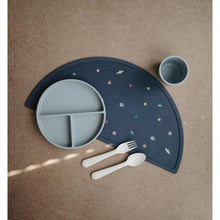 Görseli Galeri görüntüleyiciye yükleyin, Mushie Silicone Place Mat (Retro Cars)
